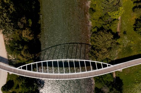 Téléchargez les photos : Vue Zénith d'une passerelle piétonne en forme d'arche moderne sur la rivière Tessin en Suisse. Personne à l'intérieur - en image libre de droit