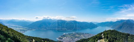Téléchargez les photos : Vue aérienne de Locarno et du lac Majeur en Suisse. Vue à 180 degrés, tir de drone, journée ensoleillée. - en image libre de droit