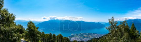Téléchargez les photos : Vue aérienne de Locarno et du lac Majeur en Suisse. Vue à 180 degrés, tir de drone, journée ensoleillée. - en image libre de droit