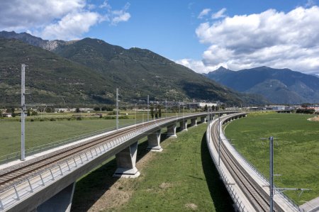 Foto de Moderno puente ferroviario sobre el Ticino en Sant 'Antonino hecho enteramente de hormigón. - Imagen libre de derechos