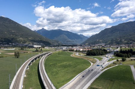 Téléchargez les photos : Passage de pont ferroviaire et d'autoroute, construction suisse et projet au Tessin. Tourné avec un drone, jour avec des nuages. - en image libre de droit