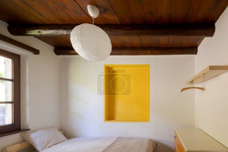 Téléchargez les photos : Intérieur d'une chambre ancienne dans un chalet de montagne en Suisse - en image libre de droit