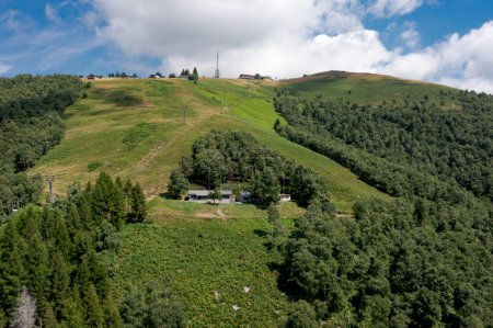 Téléchargez les photos : Photographie par drone d'une montagne au-dessus de Locarno, région de Cardada. On peut voir Cimenta, ses prairies d'antennes et ses bois. Saison estivale. beautifil jour - en image libre de droit