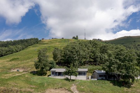Foto de Fotografía de drones de una montaña sobre Locarno, zona de Cardada. Se puede ver Cimenta, sus prados de antenas y bosques. Temporada de verano. día de beautifil - Imagen libre de derechos