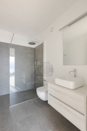 Téléchargez les photos : Intérieur d'une nouvelle salle de bain blanche vide. vous pouvez voir la douche, les toilettes et le lavabo. - en image libre de droit
