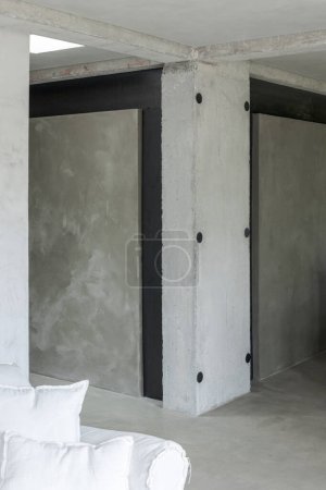 Foto de Detalle del pasillo de una casa moderna minimalista con paredes de hormigón en bruto. No hay nadie adentro - Imagen libre de derechos