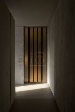 Téléchargez les photos : Couloir sombre avec des murs en béton rugueux. À la fin se trouve une porte en verre et en fer qui laisse entrer la lumière. Personne à l'intérieur - en image libre de droit