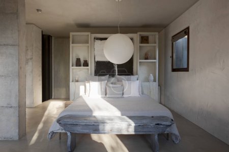 Téléchargez les photos : Chambre moderne d'une ferme design avec un lit double avec beaucoup d'oreillers et de grandes fenêtres qui laissent entrer beaucoup de lumière naturelle. Personne à l'intérieur - en image libre de droit