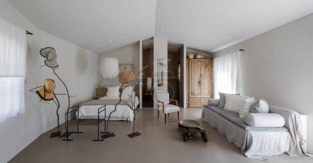 Téléchargez les photos : Vue panoramique d'un appartement moderne avec une chambre, montrant un lit à gauche, salle de bains au milieu, et un canapé confortable à droite. Personne n'est présent. Style minimaliste, personne à l'intérieur. - en image libre de droit