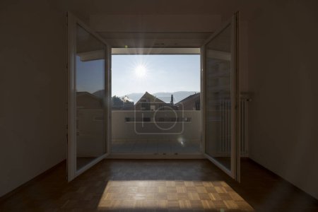 Téléchargez les photos : Intérieur d'une chambre vide, vue de face avec une fenêtre à l'arrière. Grand espace - en image libre de droit
