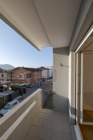 Téléchargez les photos : Détail d'un petit balcon avec vue dans le sud de la Suisse. - en image libre de droit
