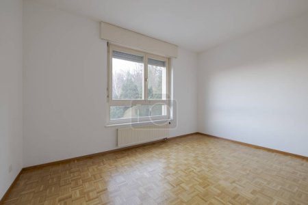 Photo for Empty bedroom with parquet and a window through which lots of light enters. Nobody inside - Royalty Free Image