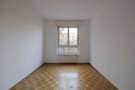 Téléchargez les photos : Vue de face d'une chambre vide avec parquet et vue sur la nature. Personne à l'intérieur - en image libre de droit