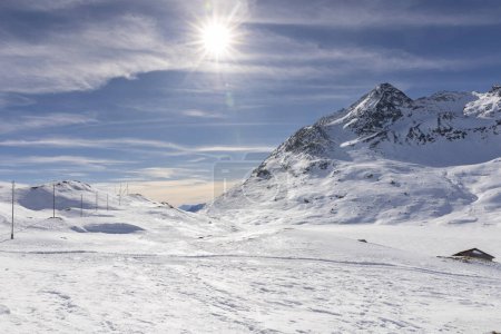Foto de Espectacular paisaje del paso de Bernina en Suiza en un día de invierno con mucho sol. Todas las montañas están cubiertas de mucha nieve. No hay nadie adentro - Imagen libre de derechos