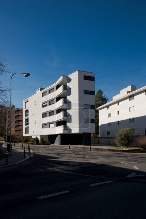 Foto de Moderno condominio pintado de blanco con balcones sobresalientes muy particulares. Barrio residencial en Suiza. No hay nadie adentro - Imagen libre de derechos