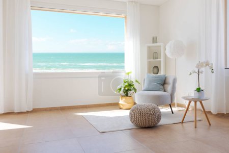 Foto de Detalle de piso o salón con vista al mar en un día soleado. Espacio romántico con gran ventana y sillón y alfombra a la izquierda. Hay una sensación de paz y tranquilidad. - Imagen libre de derechos