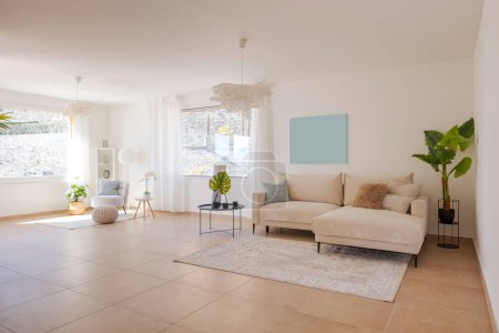 Foto de Interior de nuevo piso moderno con un gran sofá marrón y suelo de baldosas marrones. Plantas verdes como decoración - Imagen libre de derechos