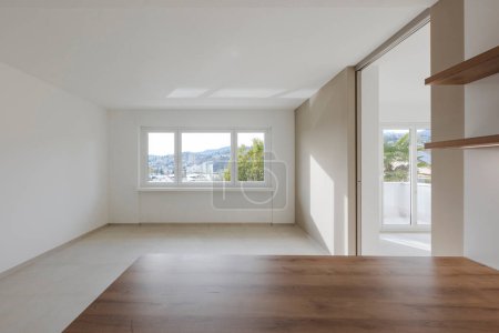 Foto de Vista de un comedor vacío con una gran ventana en el fondo. Arquitectura interior moderna y estilizada. - Imagen libre de derechos