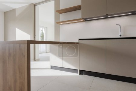 Téléchargez les photos : Intérieur d'une cuisine moderne, il est vide et il est neuf. - en image libre de droit