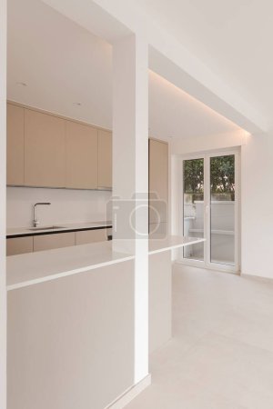 Foto de Interior de una nueva cocina moderna vacía en beige marrón. Piso vacío, sin muebles. Gran atención al detalle. - Imagen libre de derechos