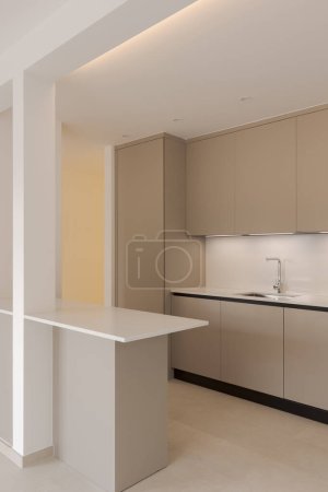Téléchargez les photos : Intérieur d'une nouvelle cuisine moderne vide en beige marron. Appartement vide, pas de meubles. Une grande attention aux détails. - en image libre de droit
