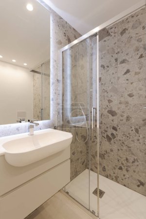 Téléchargez les photos : A l'intérieur une salle de bain moderne avec des carreaux de marbre. Détail de l'évier. - en image libre de droit