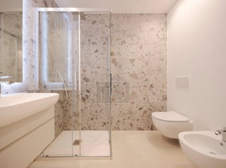 Téléchargez les photos : A l'intérieur une salle de bain moderne avec des carreaux de marbre. Vue avant de la douche. - en image libre de droit