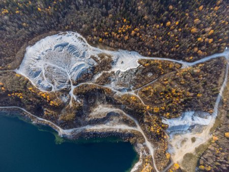 Jesienny las, jezioro, kanion i kamieniołom z góry. Widok na park Ruskeala z drona.