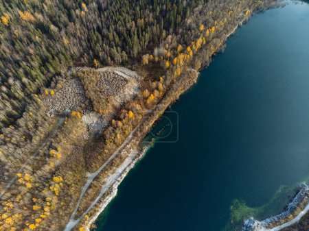 Jesienny las i jeziora z góry. Widok na park Ruskeala z drona.