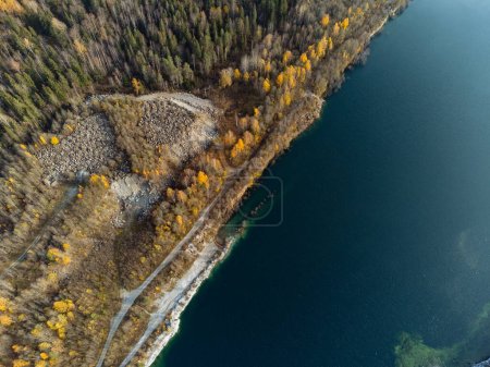Jesienny las, jezioro, kanion i kamieniołom z góry. Widok na park Ruskeala z drona.