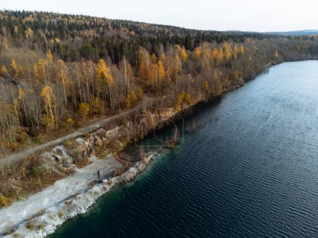 Jesienny las i jeziora z góry. Widok na park Ruskeala z drona.