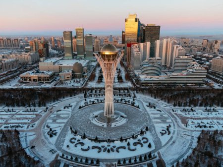 Téléchargez les photos : Vue aérienne sur drone Nur-Sultan, Kazakhstan Centre-ville de Qazaqstan avec gratte-ciel et tour Baiterek. - en image libre de droit