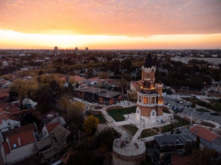 Téléchargez les photos : Vue par drone du coucher du soleil au-dessus du district de Zemum, Belgrade, Serbie, Europe. 4K. - en image libre de droit