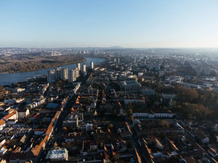 Téléchargez les photos : Vue sur drone au coucher du soleil au-dessus du district de Zemum, Belgrade, Serbie, Europe. 4K. - en image libre de droit