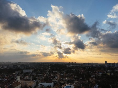 Téléchargez les photos : Vol de drone au coucher du soleil au-dessus du district de Zemum, Belgrade, Serbie, Europe. - en image libre de droit