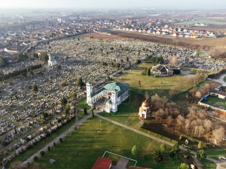 Vue par drone de l'église catholique et du cimetière au lever du soleil. Sombor, Serbie, Europe