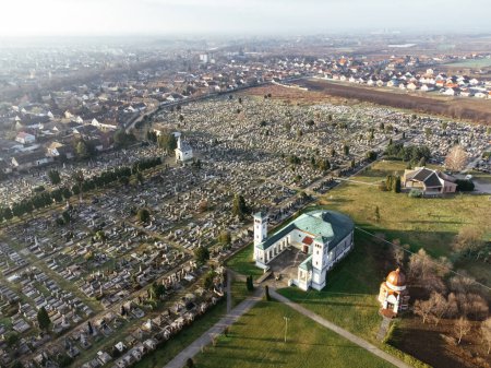 Vue par drone de l'église catholique et du cimetière au lever du soleil. Sombor, Serbie, Europe