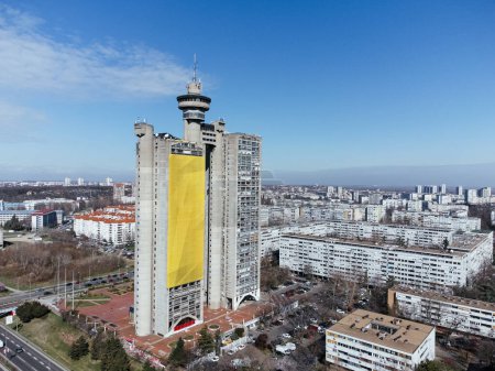 Drohnenblick auf den Genex-Turm des Belgrader Westtores, New Belgrade District, Serbien. Europa.