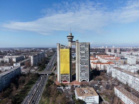 Drohnenblick auf den Genex-Turm des Belgrader Westtores, New Belgrade District, Serbien. Europa.