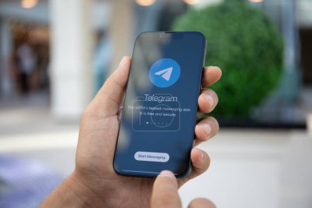Foto de Alanya, Turquía - 27 de septiembre de 2022: Hombre de la mano con el iPhone 14 con servicio de redes sociales Telegram en la pantalla - Imagen libre de derechos