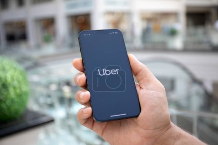 Téléchargez les photos : Alanya, Turquie - Septembre 26, 2023 : Homme main tenant iPhone 14 avec application Taxi Uber sur l'écran. - en image libre de droit