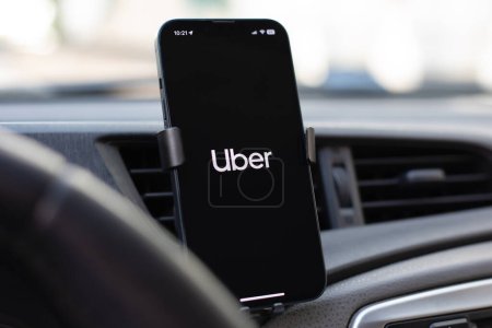 Téléchargez les photos : Alanya, Turquie - 7 novembre 2023 : Apple iPhone 14 avec application Taxi Uber à l'écran. iPhone 14 a été créé et développé par Apple inc. - en image libre de droit