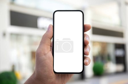 Foto de Teléfono de mano hombre con pantalla de fondo aislado de tiendas en cente comercial - Imagen libre de derechos