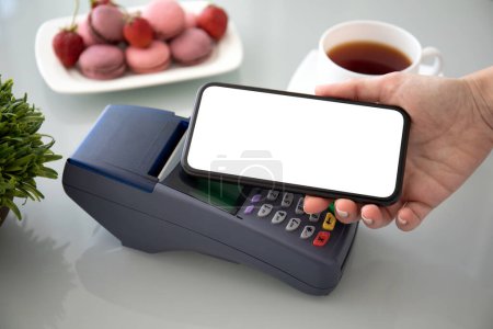 Foto de Compra de pago femenina por teléfono con pantalla aislada y pago en línea terminal en el café. - Imagen libre de derechos