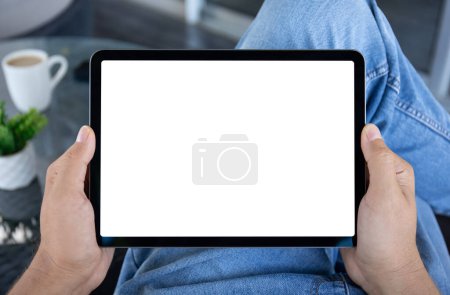Foto de Tableta de mano masculina con pantalla aislada en la cafetería - Imagen libre de derechos