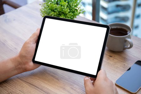 Foto de Tableta de computadora de mano masculina con fondo de pantalla aislado de mesa en la oficina de la cafetería - Imagen libre de derechos