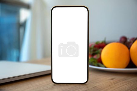 Foto de Teléfono con pantalla aislada fondo de mesa con fruta en caf - Imagen libre de derechos