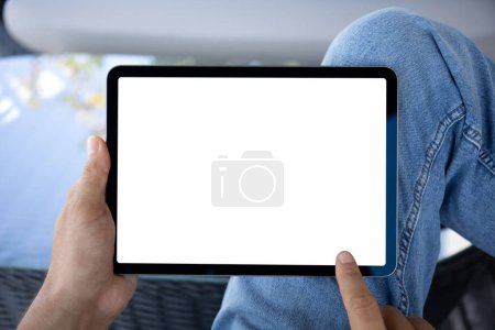Foto de Tableta de mano masculina con pantalla aislada en la oficina de la cafetería - Imagen libre de derechos