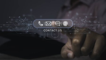 Kontaktieren Sie uns oder Kunden-Support-Hotline Menschen verbinden. Geschäftsmann Zugriff auf Kontakt online über Computer mit virtuellen Bildschirmkontaktsymbolen verbinden. Kundenservice Call Center Konzept. Kopierraum.