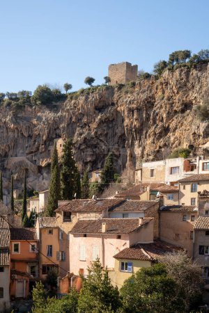 Téléchargez les photos : Cotignac est un village français situé dans le département du Var en région Provence-Alpes-Côte d'Azur. Il est célèbre pour ses habitations troglodytes qui sont sculptées dans des falaises de tuf couvertes de grandes stalactites, et ses deux tours féodales de 1033. - en image libre de droit